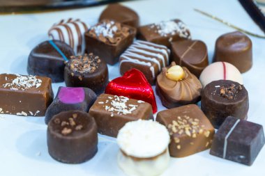 Farklı çikolatalardan oluşan bir karışım. Belçika çikolatası. Şeker seti. Yiyecek.