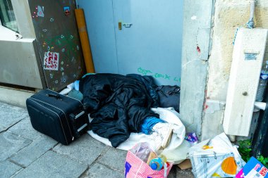 Paris, Fransa - 30 Ekim 2025: Evsiz uyuyan evsiz adam kaldırımda uyuyan Fransız caddesi