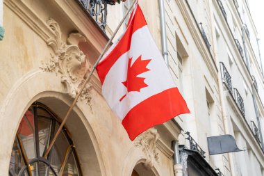 Paris 'teki bir binada Kanada bayrağı. Kanada imzası