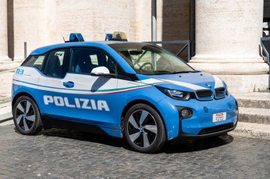 İtalyan polis arabası. Polizia di stato 113 BMW Vatikan 'da. İtalya, Roma - 12 Temmuz 2025