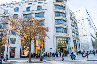 Paris, Fransa - 30 Ekim 2025: Paris 'te Louis Vuitton mağazasının girişi. İnsanlar dükkana girmek için dışarıda sıraya giriyor. Şehir merkezinde logo işareti olan bina