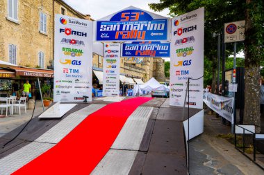 San Marino rali yarışı. Kürsüde kırmızı halı. Sponsor logosu, reklam tabelası. İtalya, San Marino - 13 Temmuz 2025