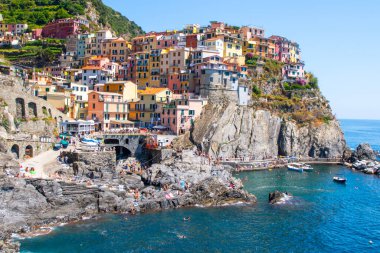 Uçurumun kenarındaki çok renkli evler. Manarola İtalyan köyü Cinque Terre, Liguria, İtalya. Avrupa 'da yaz tatili