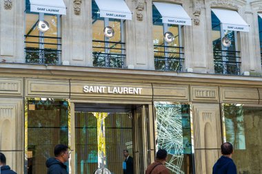 Paris, Fransa - 30 Ekim 2025: Paris Saint Laurent mağaza girişi. Marka dükkanı. Fransız şehir merkezinde logo işareti olan bina.