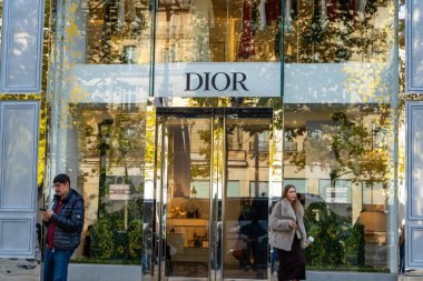 Paris, Fransa - 30 Ekim 2025: Paris 'te DIOR mağaza girişi. Marka Kapısı. Fransız şehir merkezinde logo işareti olan bina.
