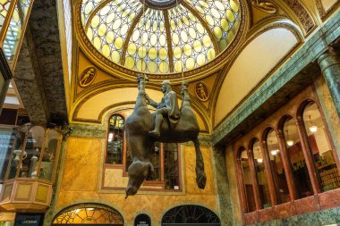 Prag, Çek Cumhuriyeti - 31 Ekim 2025: Heykel Atı, David Cherny, Çek Cumhuriyeti 'nin koruyucu azizi Aziz Wenceslas' ı tasvir ediyor..