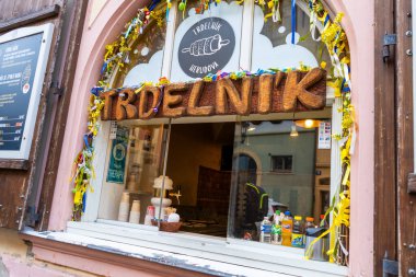 Prag, Çek Cumhuriyeti - 31 Ekim 2025: Trdelnik nerudova Cafe caddesi market vitrini. Praha keki hazır. Geleneksel tatlı yiyecekleri götür.