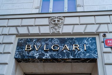 Prag, Çek Cumhuriyeti - 31 Ekim 2025: Bvlgari logo giriş tabelası mağazası. Praha 'da bir mağaza.