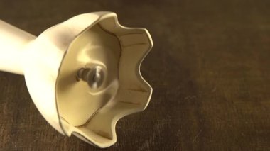 Mutfak blenderi çalışıyor. Bıçaklı blender dürbünü yakın plan. Video ve ses.