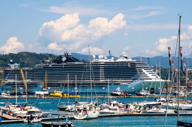 Yolcu gemisi MSC. Liman kenti La Spezia 'da büyük bir turizm gemisi. Ligurian deniz suyuyla birlikte Italia Körfezi limanı. İtalya, La Spezia - 15 Temmuz 2025