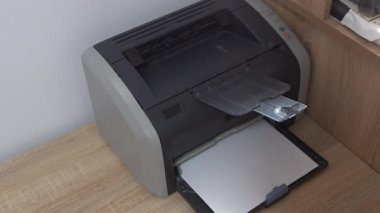 Yazıcı ses ile kağıt video yazdırır