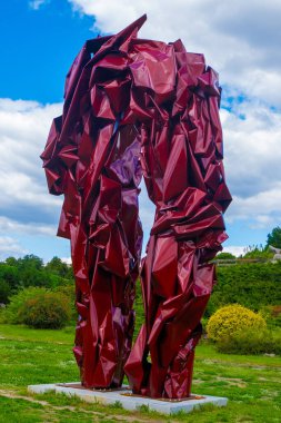 Ukrayna, Kyiv - 18 Ağustos 2025: Hryshko Botanik Bahçesindeki Olayların Yeniden İnşa Edilişi 'nden Mykhailo Deyak heykeli. Yeşil çimen mavi gökyüzü