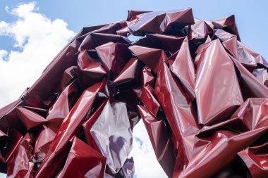 Ukrayna, Kyiv - 18 Ağustos 2025: Hryshko Botanik Bahçesindeki Olayların Yeniden İnşa Edilişi 'nden Mykhailo Deyak heykeli. Kırmızı metaller