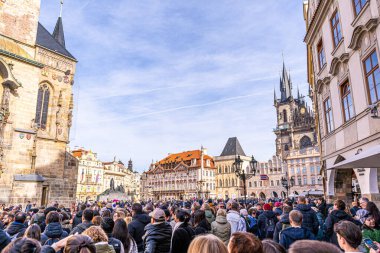 Prag, Çek Cumhuriyeti - 31 Ekim 2025: Pazar Meydanı 'ndaki şehir merkezindeki turizm yüzünden. Prag Praha Eski Kasabasının Şehir Manzarası