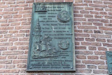 Amsterdam, Hollanda - 27 Ekim 2025: 1609 'da Amsterdam' dan New York 'a yelken açan navigatör Henry Hudson' a plaket