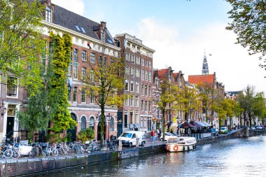 Amsterdam, Hollanda - 27 Ekim 2025: su kanalı. Mimari ve taşıma seti boyunca. Eski şehir mimarisi evler inşa ediyor.