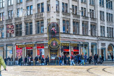 Amsterdam, Hollanda - 27 Ekim 2025: Madame Tussaud Müzesi giriş duvarı cephesi