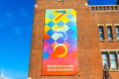 Amsterdam, Hollanda - 27 Ekim 2025: 750 Doğum günün kutlu olsun Amsterdam bayrağı. Kutlama Şehri Günü