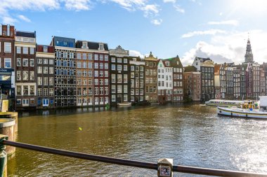 Amsterdam, Hollanda - 27 Ekim 2025: Eski evler kanal suyu. Sokak mimarisi