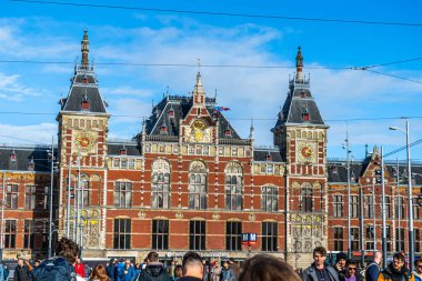 Amsterdam, Hollanda - 27 Ekim 2025: Demiryolu istasyonu eski mimari binası