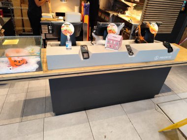 Fransa, Paris - 29 Ekim 2025: McDonalds Kafe İçi. Ücretsiz Nakit Terminal Sayacı siparişleri alıyor