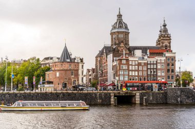 Hollanda. Amsterdam. Geleneksel eski evler. Kanal suyu. Sokak mimarisi. Gezinti. Tekne turları.