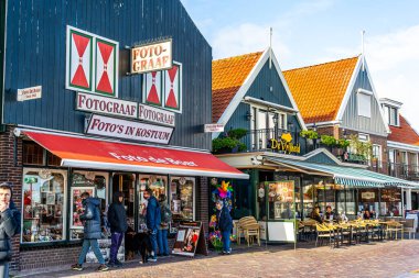 Volendam, Hollanda - 27 Ekim 2025 Balıklar Köyü Eski Renkli Ahşap Evler Mimari Binası