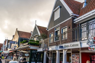 Volendam, Hollanda - 27 Ekim 2025 Balık Turistleri Köyü Eski Renkli Ahşap Ev Mimarisi
