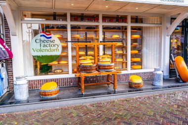 Volendam, Hollanda - 27 Ekim 2025 Hollanda 'daki peynir fabrikası. Pencere ürününü sakla