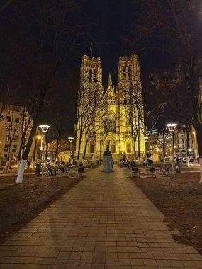 Brüksel Belçika caddesinde Aziz Michael ve Gudula Katedrali gecesi