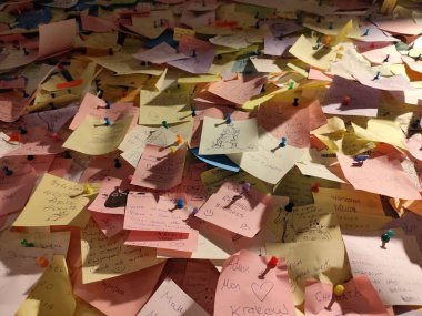 Polonya, Krakow - 1 Kasım 2025: duvardaki notlar. İğneli notlar için kağıt kenarları