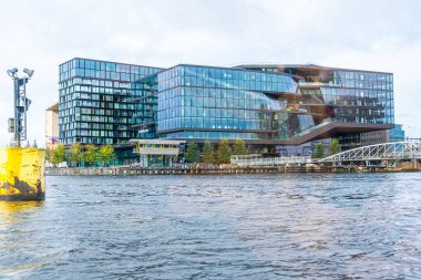 Hollanda, Amsterdam - 28 Ekim 2025: Amsterdam 'da su kanalı yakınında modern mimari