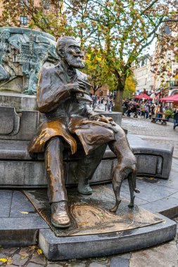 Brüksel, Belçika - 28 Ekim 2025: Agoraplein 'deki Charles Karel Buls heykeli. Brüksel belediye başkanı bronz heykel heykeli.