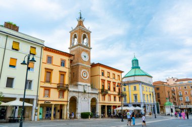 İtalya, Rimini - 13 Temmuz 2025: Rimini çan kulesi eski İtalyan şehir merkezi Piazza Tre Martiri Üç Şehit Meydanı tarihi İtalyan kenti.