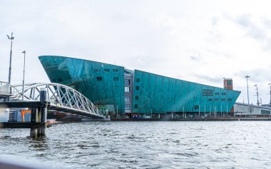 Amsterdam, Hollanda - 28 Ekim 2025: Amsterdam 'da Renzo Piano tarafından tasarlanan Nemo Bilim Müzesi