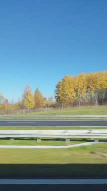 Sonbahar ağaçları ve tepeler. Yol boyunca doğa. Otobanda araba camından sürerken. Yeşil çimen