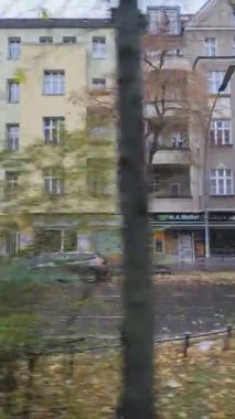 Almanya, Berlin - 26 Ekim 2025: Şehir caddesi mimarisi. Kamu yolu kullanımı.