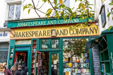 Paris, Fransa - 30 Ekim 2025: Shakespeare and Company Old City Lights kitabevi.