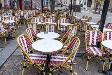 Paris, Fransa - 30 Ekim 2025: Paris sokaklarındaki boş bir sokak kafesinde masa ve sandalyeler.
