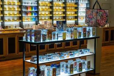 Paris, Fransa - 30 Ekim 2025 Fragonard Parfüm Müzesi 'nin içini gösteren parfüm şişeleri. Çeşitlilik