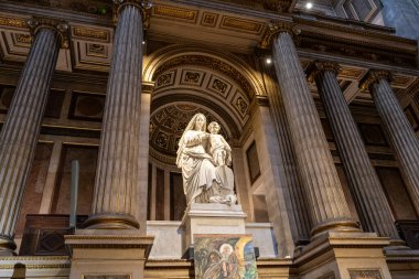Paris, Fransa - 30 Ekim 2025: Paris, Fransa 'daki Saint Mary Magdalene Eglise de la Madeleine iç heykel kilisesi. Eski sütunlar mimari inşa ediyor
