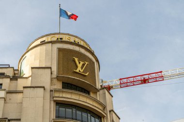 Paris, Fransa - 30 Ekim 2025: Louis Vuitton mağazası. Şehir merkezinde bayraklı logo işareti olan bina
