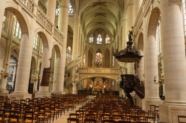 Fransa, Paris - 29 Ekim 2025: Paris 'teki eski Fransız Saint-Etienne-du-Mont kilisesi içinde. Boş sandalyeler