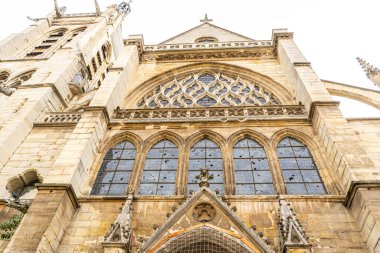 Saint Severin 13. yüzyıldaki Paris Fransa Kilisesi 'nde mimarlık binasında gösterişli Gotik stil. Eski pencere cephesi duvarı