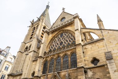 Saint Severin 13. yüzyıldaki Paris Fransa Kilisesi 'nde mimarlık binasında gösterişli Gotik stil. Eski pencere önü duvarı. Katolik tarihi simgesi.