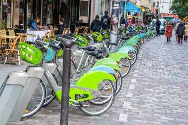 Paris, Fransa - 29 Ekim 2025: Paris Fransa caddesinde Velib metropol bisiklet kiralama ağı