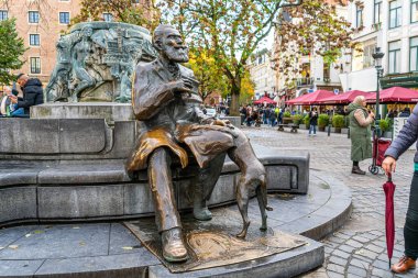 Brüksel, Belçika - 28 Ekim 2025: Agoraplein 'deki Charles Karel Buls heykeli. Brüksel belediye başkanı bronz heykel heykeli.