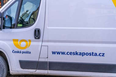 Prag, Çek Cumhuriyeti - 31 Ekim 2025: Çek posta otobüsü. Sarı logolu beyaz bir posta arabası. Posta dağıtım servisi.