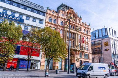 Prag, Çek Cumhuriyeti - 31 Ekim 2025: Eski pembe ev. Prag Çek Cumhuriyeti sokak mimarisi şehir merkezinde. Duvar dış cephesi