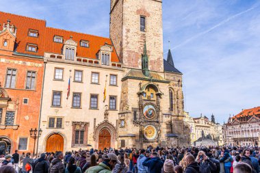 Prag, Çek Cumhuriyeti - 31 Ekim 2025: Pazar Meydanı 'ndaki şehir merkezindeki turizm yüzünden. Prag Praha 'nın şehir manzarası Eski Saat Kasabası